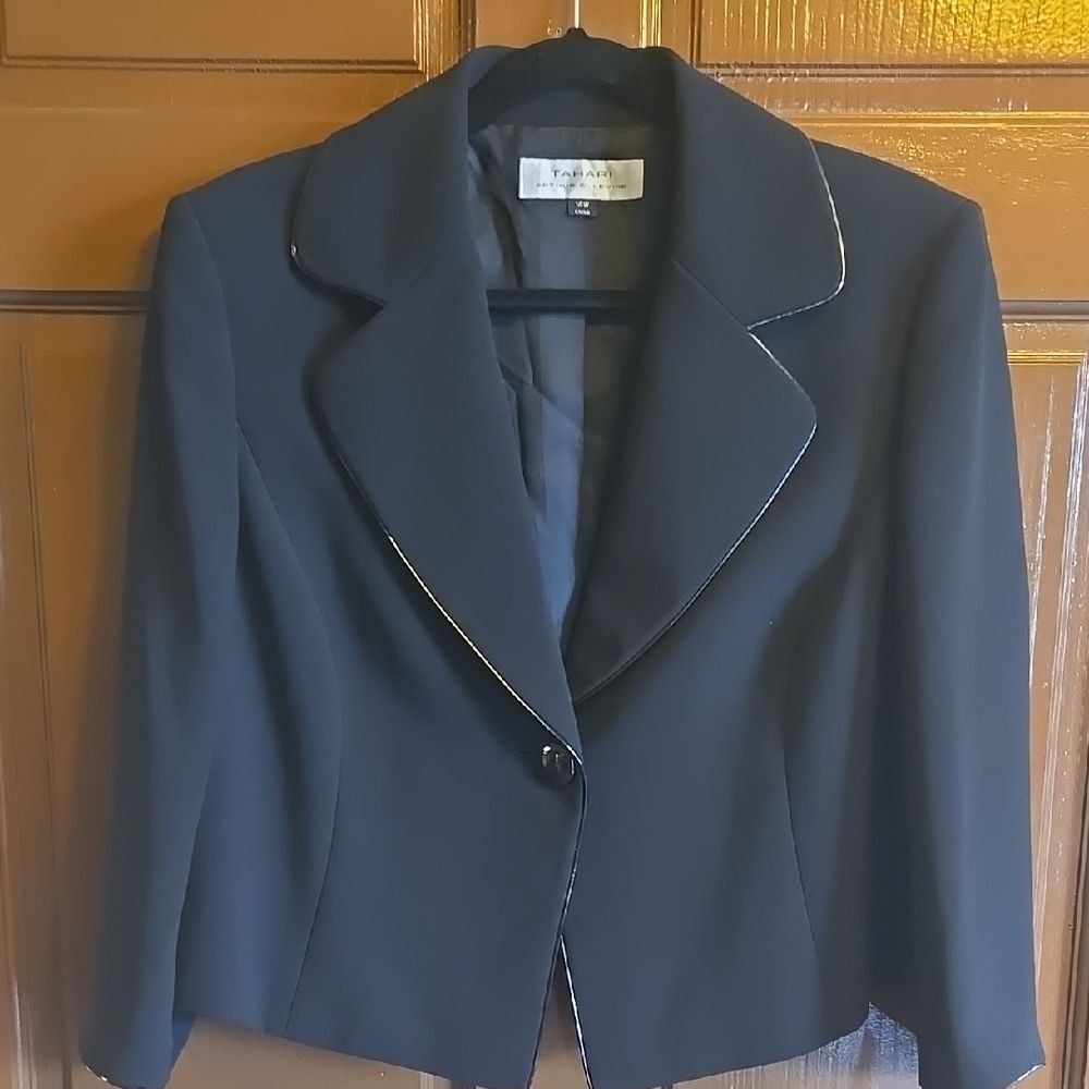 Tahari-Black short blazer with patent leather trim Sz 14W NWT.